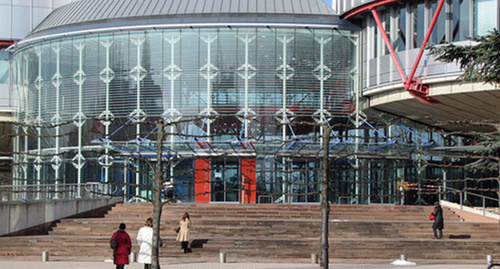 The central entrance to the European Court of Human Rights. Photo: Rh-67, https://ru.wikipedia.org/wiki/Европейский_суд_по_правам_человека