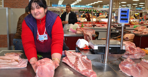 A meat seller in a Sochi market. Photo by Svetlana Kravchenko for the "Caucasian Knot"