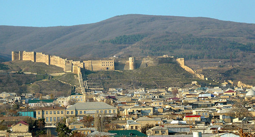 A view of Derbent. Photo: http://flnka.ru/novosti/12345-bolee-300-chelovek-protestuyut-protiv-zaderzhaniya-imama-mecheti-v-derbente.html