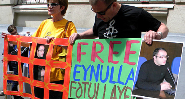 Representatives of the human rights organization "Amnesty International" next to the Aizerbaijani embassy in Moscow, June 3, 2010. Photo by the "Caucasian Knot"