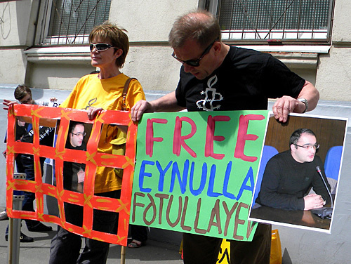 Representatives of the human rights organization "Amnesty International" next to the Aizerbaijani embassy in Moscow, June 3, 2010. Photo by the "Caucasian Knot"