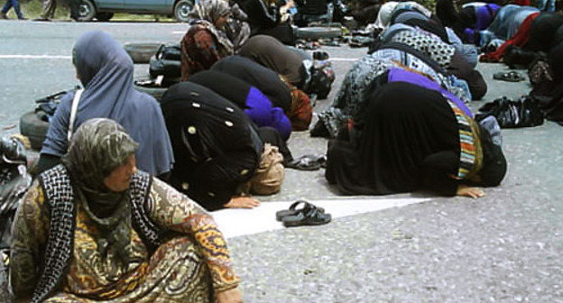 Residents of Kizlyar block "Rostov-Baku" Highway. Dagestan, June 9, 2010. By courtesy of the Human Rights Centre "Memorial" 