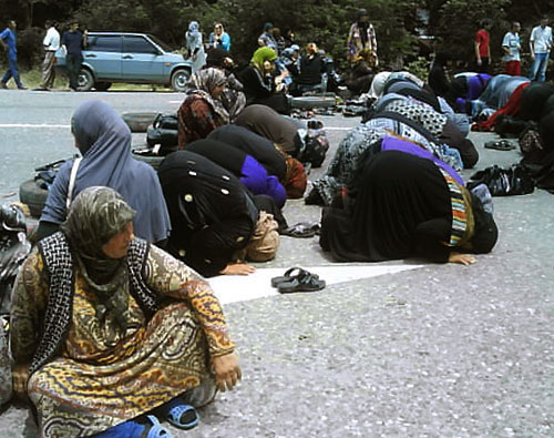 Residents of Kizlyar block "Rostov-Baku" Highway. Dagestan, June 9, 2010. By courtesy of the Human Rights Centre "Memorial" 