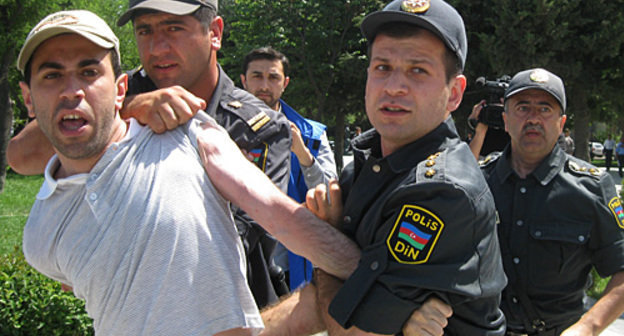 Baku, June, 12, 2010. Police disperses a rally held by the "Musavat" Party and Political Block "Union for Democracy". Photo by the "Caucasian Knot"