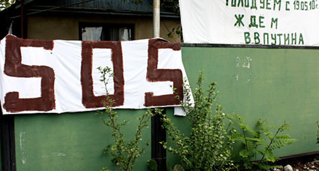 House where residents of Imereti Lowland held their hunger strike. Inscription in the poster: "We're on hunger strike since May 19, 2010; wait for V. V. Putin". June 11, 2010. Photo by the "Caucasian Knot"