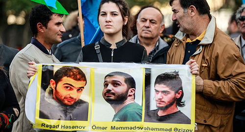 Rally participants hold portraits of arrested members of ‘Nida’ youth organization, Baku, October 25, 2015. Photo by Aziz Karimov for the ‘Caucasian Knot’.  