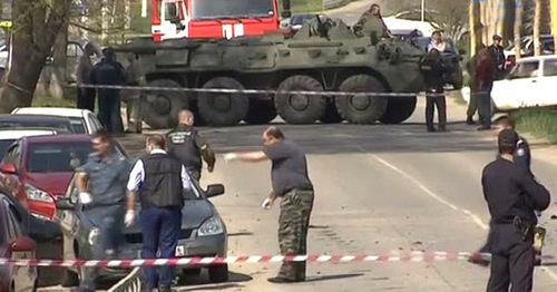 Law enforcers at the site of explosion near the ROVD for Novoselitsk District, Stavropol Territory, April 11, 2016. Photo: screenshot of the video posted by user penza1, https://www.youtube.com/watch?v=aLm3HUe6a-8