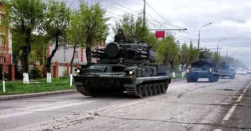 Military machines in the streets of Volgograd. Photo http://newsinten.ru/novosti-volgograda/po-ulicam-volgograda-proshla-tyazhelaya-voennaya-texnika-razrushaya-asfalt.html