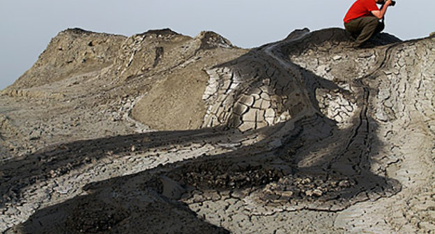 Azerbaijan, mud volcanoes in the vicinity of Kobustan. Artemiy Lebedev, organizer of the ethnographic expedition. July 22, 2010. Photo by Norvezhskiy Lesnoi (http://nl.livejournal.com)