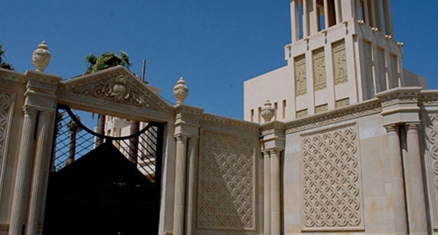 Gate of the villa, where on July 28 Elmin Badalov, a reporter of the newspaper "Eni Musavat", and Anar Geraily, deputy editor-in-chief of the newspaper "Milli Yol", were beaten. Azerbaijan, Mardakyan settlement, July 29, 2010. Photo by the "Caucasian Knot"