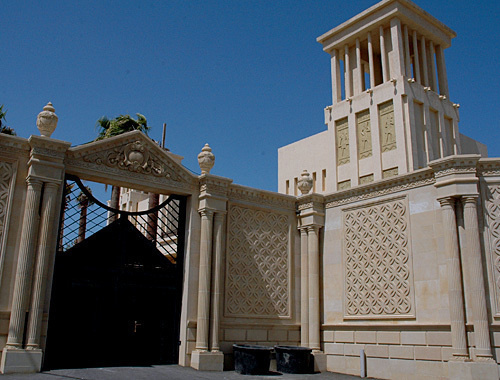 Gate of the villa, where on July 28 Elmin Badalov, a reporter of the newspaper "Eni Musavat", and Anar Geraily, deputy editor-in-chief of the newspaper "Milli Yol", were beaten. Azerbaijan, Mardakyan settlement, July 29, 2010. Photo by the "Caucasian Knot"