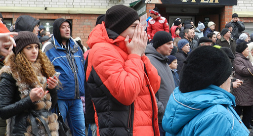 The residents of the 9-floor apartment building are watching their house burn in the yard, December 2015. Photo by Tatyana Filimonova for the "Caucasian Knot"