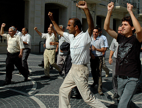 Participants of joint protest action of oppositional "Musavat" Party and Popular Front Party of Azerbaijan (PFPA). Baku, July 31, 2010. Photo by the "Caucasian Knot"