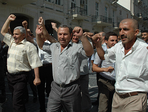 Participants of joint protest action of oppositional "Musavat" Party and Popular Front Party of Azerbaijan (PFPA). Baku, July 31, 2010. Photo by the "Caucasian Knot"