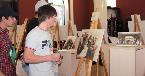 Visitors at the exhibition "Circassian Theatre. Revived Album", Nalchik, May 23, 2016. Photo by Lyudmila Maratova for the ‘Caucasian Knot’. 