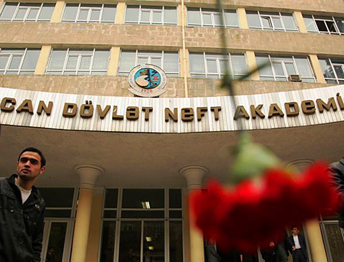 At the entrance to the Azerbaijani State Oil Academy. Photo by www.azadliq.org