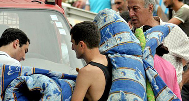 Eviction of refugees from hospital in Isani District, Tbilisi, August 13, 2010. Photo by www.radiotavisupleba.ge, Nodar Tskhirashvili