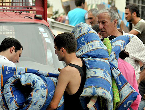 Eviction of refugees from hospital in Isani District, Tbilisi, August 13, 2010. Photo by www.radiotavisupleba.ge, Nodar Tskhirashvili