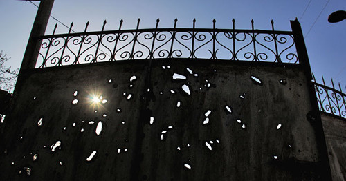 Marks from artillery on a gate of one of the houses in the village of Gapanly. Photo by Famil Makhmudbeyli for the "Caucasian Knot"