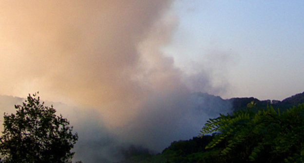 Smoke over the burning landfill in Loo in the city of Sochi, August 5, 2010. Photo by the "Caucasian Knot"