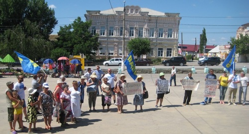 The protesters held up posters with slogans: "Lyashenko must be resigned!", "Our national leader Putin supports the development of the village!". Dubovka, June 26, 2016. Photo by Tatyana Filimonova for the "Caucasian Knot"