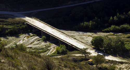 A road in the Karabudakhkent District. Photo: Sergey Martyanov, http://odnoselchane.ru/?page=photos_of_category&amp;sect=32&amp;com=photogallery