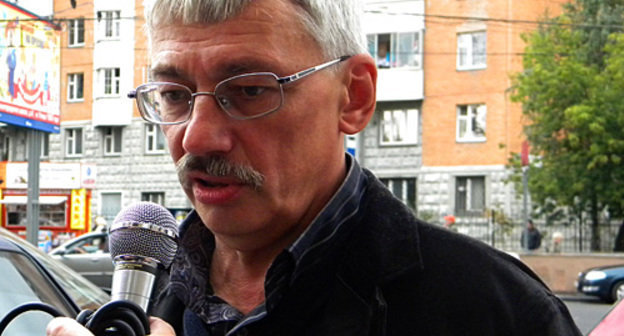 Oleg Orlov at the entrance to the Khamovniki Court before the session, September 13, 2010. Photo by the "Caucasian Knot"