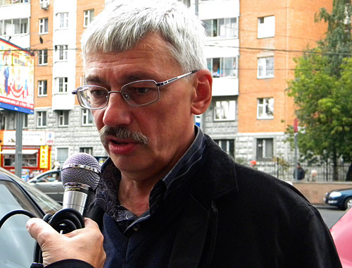 Oleg Orlov at the entrance to the Khamovniki Court before the session, September 13, 2010. Photo by the "Caucasian Knot"