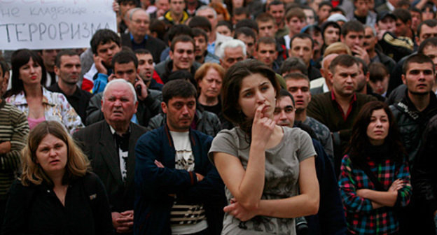 Non-sanctioned antiterror action in front of the House of Government of North Ossetia. Poster: "Ossetia in cemetery of terrorism". Vladikavkaz, September 15, 2010. Vladimir Mukagov for the "Caucasian Knot"