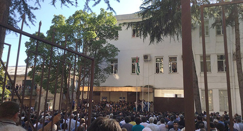 Protesters at the building of the Ministry of Internal Affairs of Abkhazia. Photo: http://sputnik-abkhazia.ru/Abkhazia/20160705/1018974450.html