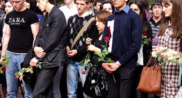 Youth rally at the Memorial "Eternal Flame" in Nalchik, September 18, 2010. Photo by the "Caucasian Knot"