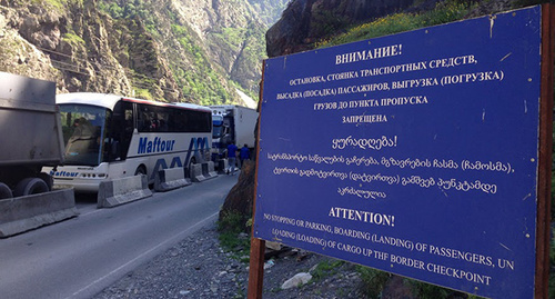 An information stand on the checkpoint "Verkhny Lars". Photo by Akhmed Aldebirov for the "Caucasian Knot"