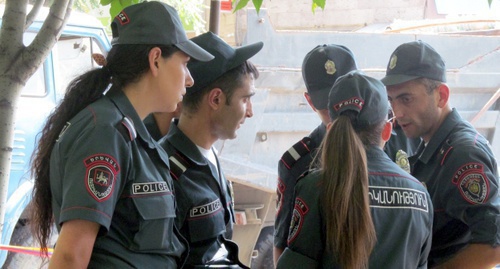 Police officers near the building seized by oppositionists. Photo by Tigran Petrosyan for the ‘Caucasian Knot’. 