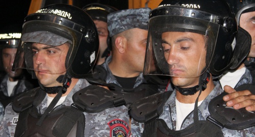 The police officers at the rally of the supporters of the opposition in Khorenatsi Street. July 25, 2016. Photo by Armine Martirosyan for the "Caucasian Knot"