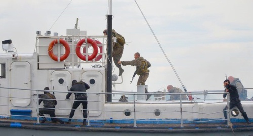 The National Guard at the exercises of a special operation to eliminate a criminal grouping on a river transport. Photo: Rosgvard.ru