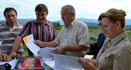 The farmers are preparing for the court with the agricultural enterprise "Rossiya" (Russia) demanding to vacate a land plot they are cultivating. Sochi, September 4, 2016. Photo by Svetlana Kravchenko for the "Caucasian Knot"