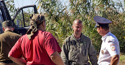 The participants of the fire prevention expedition of the "Greenpeace" and the "EcoWatch" are talking to Cossacks. Krasnodar Territory, September 8, 2016. Photo http://www.greenpeace.org/russia/ru/news/2016/09-09-attack/