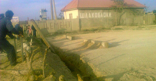 The residents of the village of Shushiya dig up the road to the land in dispute. October 7, 2016. Photo by Patimat Makhmudova for the "Caucasian Knot"