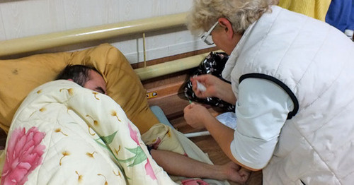 Doctor renders medical assistance to hunger-striker, Buynaksk, October 11, 2016. Photo by Patimat Makhmudova for the 'Caucasian Knot'. 