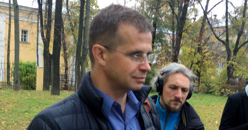 Pavel Karaulov talks to the journalists during rest break near the building of the Moscow District Military Court. 17.10.2016. Photo by Yuliya Buslavskaya for the "Caucasian Knot"