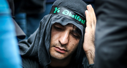 A believer with a headband in honor of Abalfaz, also known as Abbas, Imam Husseyn's brother. Photo by Aziz Karimov for the "Caucasian Knot"