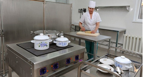 Kitchen in a kindergarten. Photo: http://bloknot-volgograd.ru/news/deputaty-gorodskoy-dumy-odobrili-proekt-autsorsing-793628