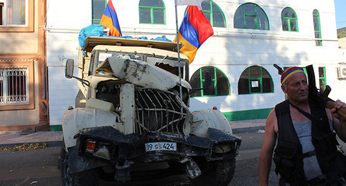 The truck that drove at speed into the door of the building of the patrol-and-post regiment of the police. Yerevan, July 23, 2016. Photo by Tigran Petrosyan for the "Caucasian Knot"