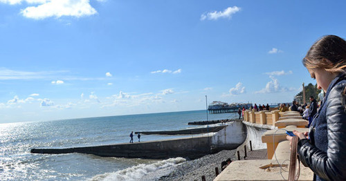 Tourists on the beach in Sochi. Photo by Svetlana Kravchenko for the