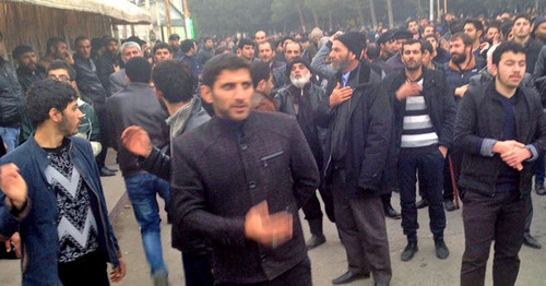 The residents of the city of Nardaran gathered at a spontaneous rally. November 26, 2015. Photo by Parvana Bayramova for the "Caucasian Knot"