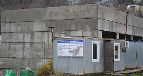 Unfinished building on the territory of Bzugu wastewater purification plant. Photo by Svetlana Kravchenko for the ‘Caucasian Knot’. 