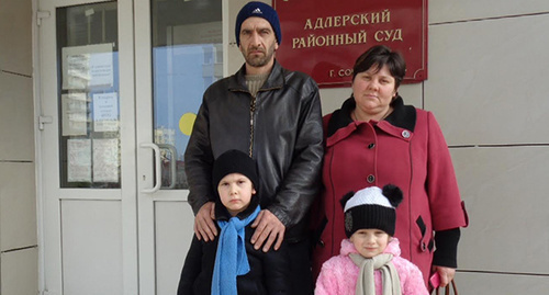 Mardiros Demerchyan with his wife and children at the District Court. Photo by Svetlana Kravchenko for the 'Caucasian Knot'. 