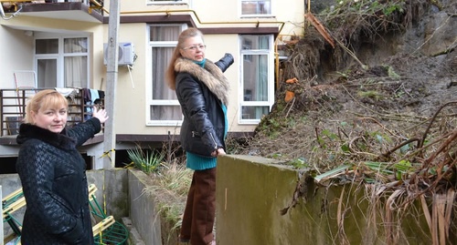 Residents of an apartment block located in the "Makarenko" Garden Partnership point at the dump of soil. Photo by Svetlana Kravchenko for the "Caucasian Knot"