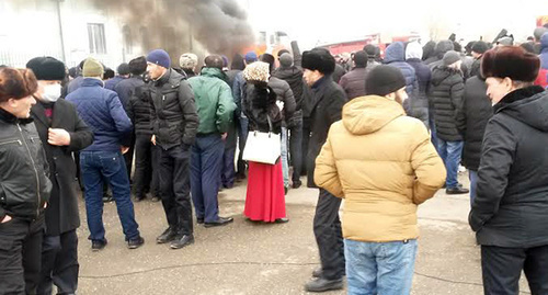 The participants of a rally in front of the mayor's office and the mosque "The Heart of Chechnya". Photo by the "Caucasian Knot" correspondent