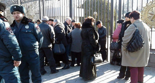 Employees of the "Nairit" Chemical Factory near the building of the Armenian Parliament in Yerevan. Photo by Armine Martirosyan for the "Caucasian Knot"